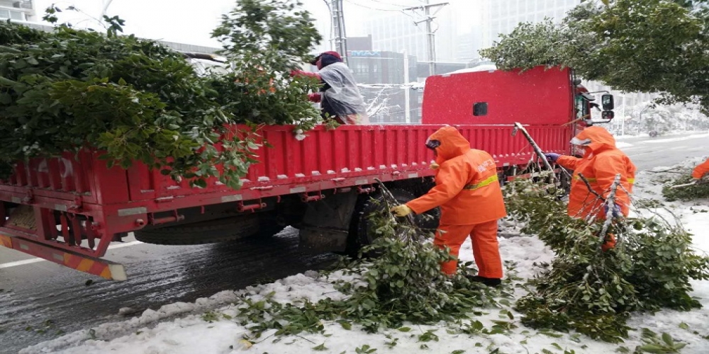 公司領導深入抗雪救災現場慰問一線工人